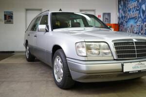 Image 2/36 de Mercedes-Benz E 220 T (1993)