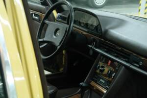 Bild 35/50 von Mercedes-Benz 380 SE (1983)