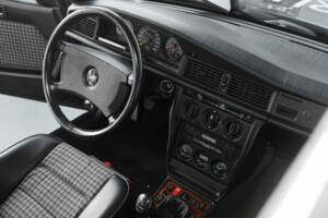 Imagen 42/50 de Mercedes-Benz 190 E 2.5-16 Evolution II (1990)
