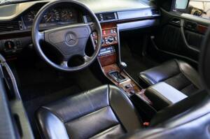 Image 29/36 of Mercedes-Benz E 320 (1995)