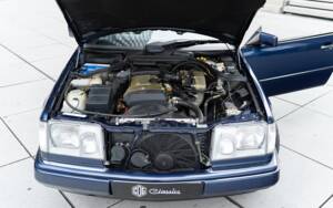 Image 41/45 of Mercedes-Benz E 220 (1995)