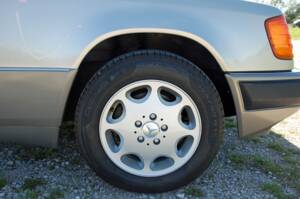 Image 25/34 of Mercedes-Benz 230 E (1992)