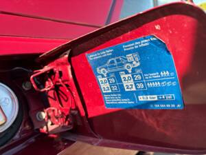 Image 32/50 of Mercedes-Benz E 200 (1993)