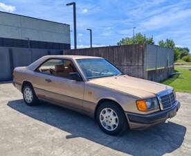 Image 12/42 of Mercedes-Benz 300 CE (1988)