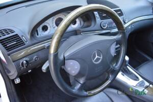 Image 34/50 of Mercedes-Benz E 500 T (2004)