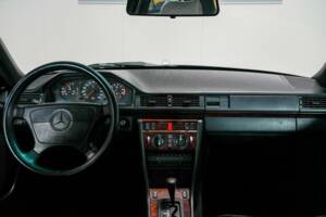 Image 2/32 of Mercedes-Benz 500 E (1992)