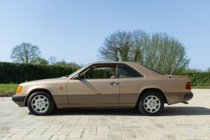 Image 4/46 de Mercedes-Benz 300 CE (1988)