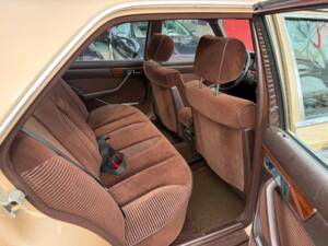Bild 19/36 von Mercedes-Benz 380 SE (1981)
