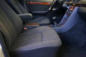 Image 15/33 of Mercedes-Benz E 300 Diesel (1994)