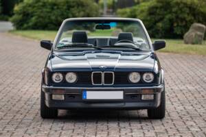 Image 8/99 of BMW 320i (1989)