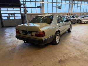 Afbeelding 8/33 van Mercedes-Benz 230 E (1985)
