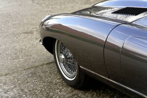 Image 13/25 de Jaguar E-Type (1969)