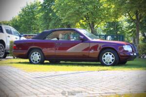 Bild 77/79 von Mercedes-Benz E 220 (1996)