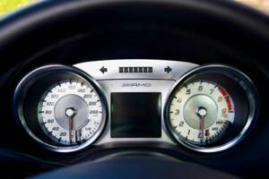 Image 38/50 of Mercedes-Benz SLS AMG (2011)