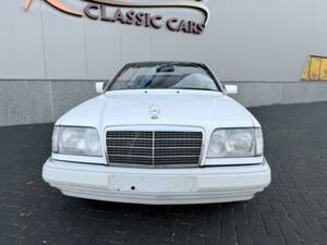 Bild 1/36 von Mercedes-Benz E 200 (1994)