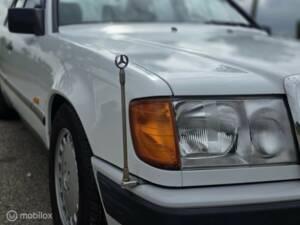 Afbeelding 17/42 van Mercedes-Benz 300 E (1986)