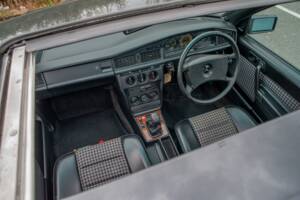 Bild 21/27 von Mercedes-Benz 190 E 2.3-16 (1985)