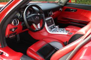 Image 30/57 of Mercedes-Benz SLS AMG (2010)