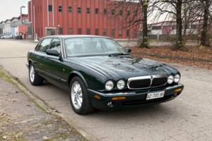 Image 7/14 of Jaguar XJ 8 Executive (1998)