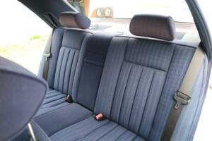 Image 32/71 of Mercedes-Benz 300 E 4-Matic (1990)