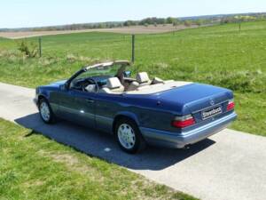Mercedes-Benz E 220 Cabriolet (C 124) nachtblau 1994