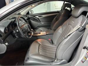 Image 15/29 of Mercedes-Benz SL 55 AMG (2002)