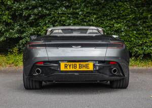 Image 14/39 of Aston Martin DB 11 Volante (2018)