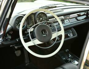 Image 39/50 of Mercedes-Benz 280 SE (1971)