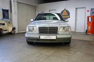 Image 4/33 of Mercedes-Benz E 300 Diesel (1994)