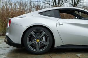 Image 19/50 of Ferrari F12berlinetta (2013)