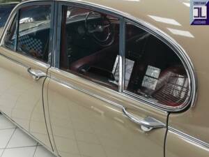 Image 32/64 of Daimler V8-250 (1969)