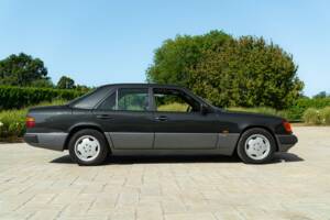 Bild 4/50 von Mercedes-Benz 300 E-24 (1989)