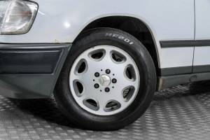 Imagen 4/50 de Mercedes-Benz 200 (1986)