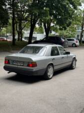 Image 27/32 of Mercedes-Benz 230 E (1987)