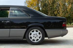 Image 17/48 of Mercedes-Benz 200 CE (1990)