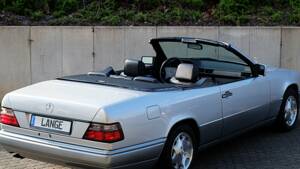 Image 18/74 of Mercedes-Benz E 320 (1997)