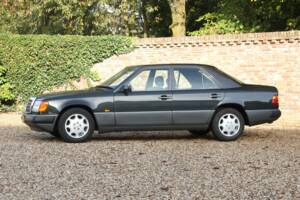 Image 25/50 of Mercedes-Benz 200 E (1992)