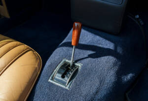 Image 22/28 of Aston Martin DB 6 Mk II Volante (1970)