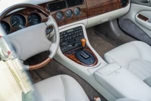 Image 77/91 de Jaguar XK8 4.0 (2000)