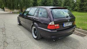 Image 7/8 of BMW 330i Touring (2001)