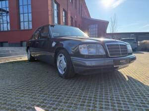 Bild 3/17 von Mercedes-Benz E 200 (1994)