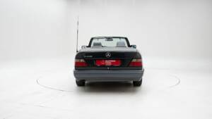Image 7/15 of Mercedes-Benz E 220 (1994)