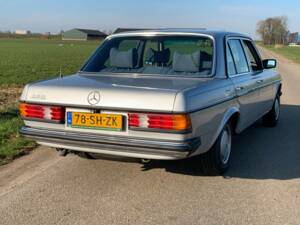 Bild 4/8 von Mercedes-Benz 250 (1978)