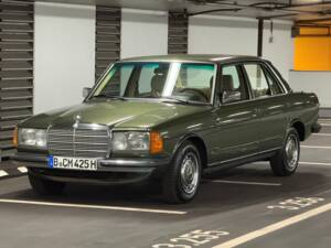 Imagen 9/13 de Mercedes-Benz 230 E (1983)