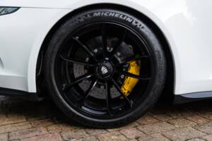 Image 39/42 of Porsche 911 R (2016)