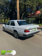 Image 7/48 of Mercedes-Benz E 200 (1991)