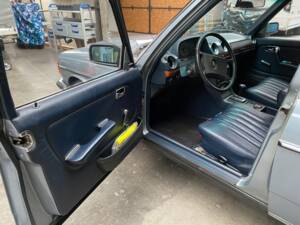 Image 13/19 of Mercedes-Benz 280 E (1981)