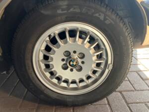 Image 15/17 of BMW 320i (1990)