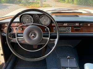 Image 24/54 de Mercedes-Benz 280 SE 3,5 (1970)