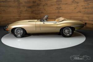 Image 15/18 de Jaguar E-Type (1967)